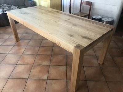 Tavolo in legno di Castagno verniciato naturale, dal design moderno.