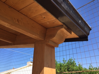 Tettoia in legno lamellare Abete impregnata larice, con lavorazione di incastri a scomparsa e copertura finale con coppi siciliani, realizzata a Mazara del Vallo (TP)