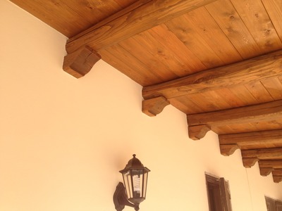 Vista interna di tettoia con travi in legno di Castagno con perline in Larice Siberiano, realizzata a Petrosino (TP).
