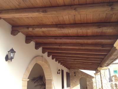 Vista interna di tettoia con travi in legno di Castagno con perline in Larice Siberiano, realizzata a Petrosino (TP).