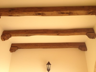 Vista interna di travi in legno di Castagno con capitelli per supporto travi, realizzata a Petrosino (TP).