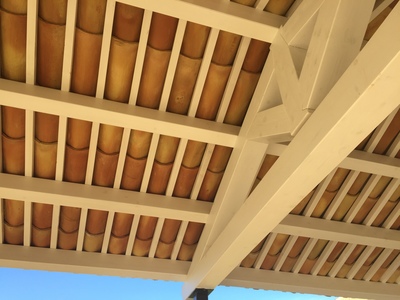 Vista interna di un tetto con capriate in legno lamellare Abete e coppi siciliani a vista, realizzato a Trapani (TP).