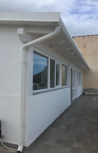Vista laterale del tetto e parete in legno di una mansarda, realizzata a Bonagia-Trapani (TP).