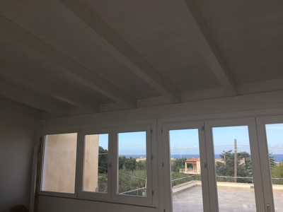 Vista interna del tetto in legno di una mansarda, realizzata a Bonagia-Trapani (TP).