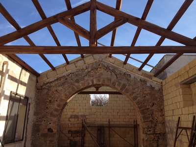 Struttura di un tetto in legno di Castagno con capriate e arcarecci, realizzata a Marausa (TP).