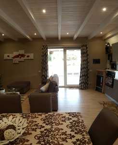 Rivestimento solaio interno cucina-soggiorno con travi in legno lamellare Abete e perline, realizzato a Menfi (AG).