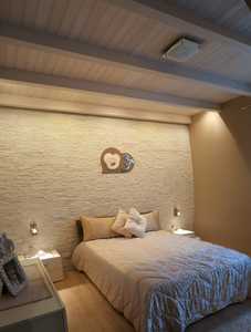 Rivestimento solaio interno camera con travi in legno lamellare Abete e perline, realizzato a Menfi (AG).