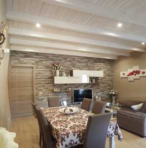 Rivestimento solaio interno  con travi in legno lamellare Abete e perline, realizzato a Menfi (AG).