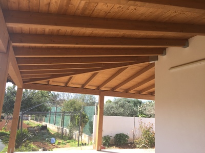 Vista interna di una veranda ad angolo  in legno lamellare Abete, realizzata a Marausa (TP).
