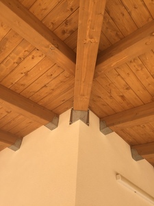 Vista interna ravvicinata di una veranda ad angolo  in legno lamellare Abete, realizzata a Marausa (TP).