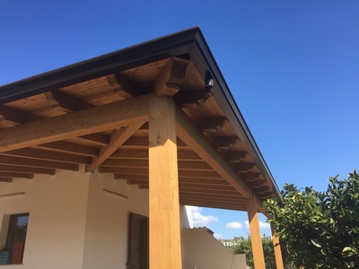 Vista frontale di una veranda ad angolo  in legno lamellare Abete, realizzato a Marausa (TP).