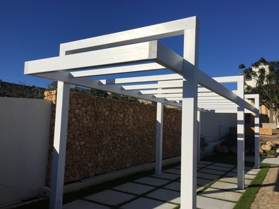 Vista laterale di una struttura del design moderno in legno lamellare Abete, impregnata bianca, realizzata a Marausa (TP).