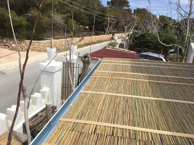 Vista superiore di tettoia in legno lamellare con doppio strato di canne di bambù e policarbonato alveolare trasparente, realizzata a Favignana (TP).