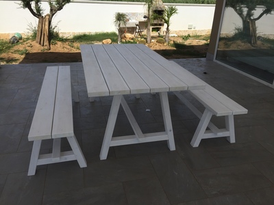 Tavolo e panchine da esterno in legno lamellare Abete impregnato bianco.