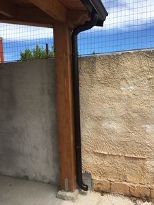 Tettoia in legno lamellare Abete impregnata larice, con lavorazione di incastri a scomparsa e copertura finale con coppi siciliani, realizzata a Mazara del Vallo (TP)