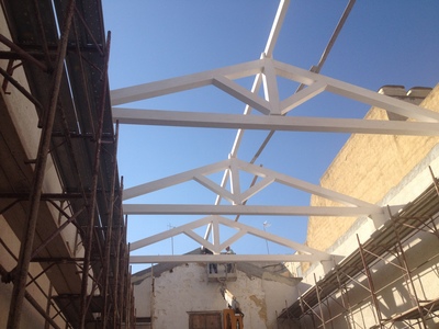 Vista interna del tetto di un magazzino in fase di ristrutturazione con capriate  in legno lamellare Abete , realizzato a Mazara del Vallo (TP),