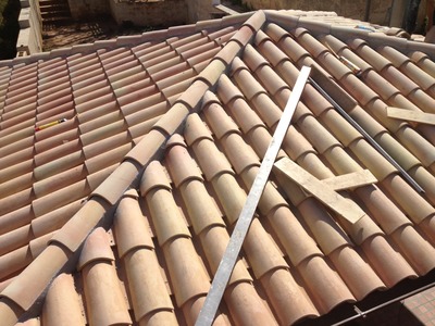 Vista dei coppi siciliani nel tetto del gazebo a 4 falde in legno di Castagno, realizzato a Marsala (TP).