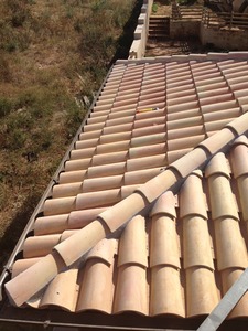Vista dei coppi siciliani nel tetto del gazebo a 4 falde in legno di Castagno, realizzato a Marsala (TP).