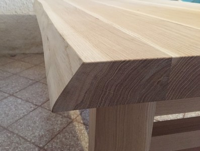 Vista ravvicinata del tavolo in legno di Rovere verniciato al naturale.