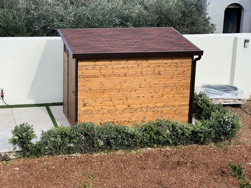 Casetta in legno da giardino di colore noce su misura per ricovero attrezzi