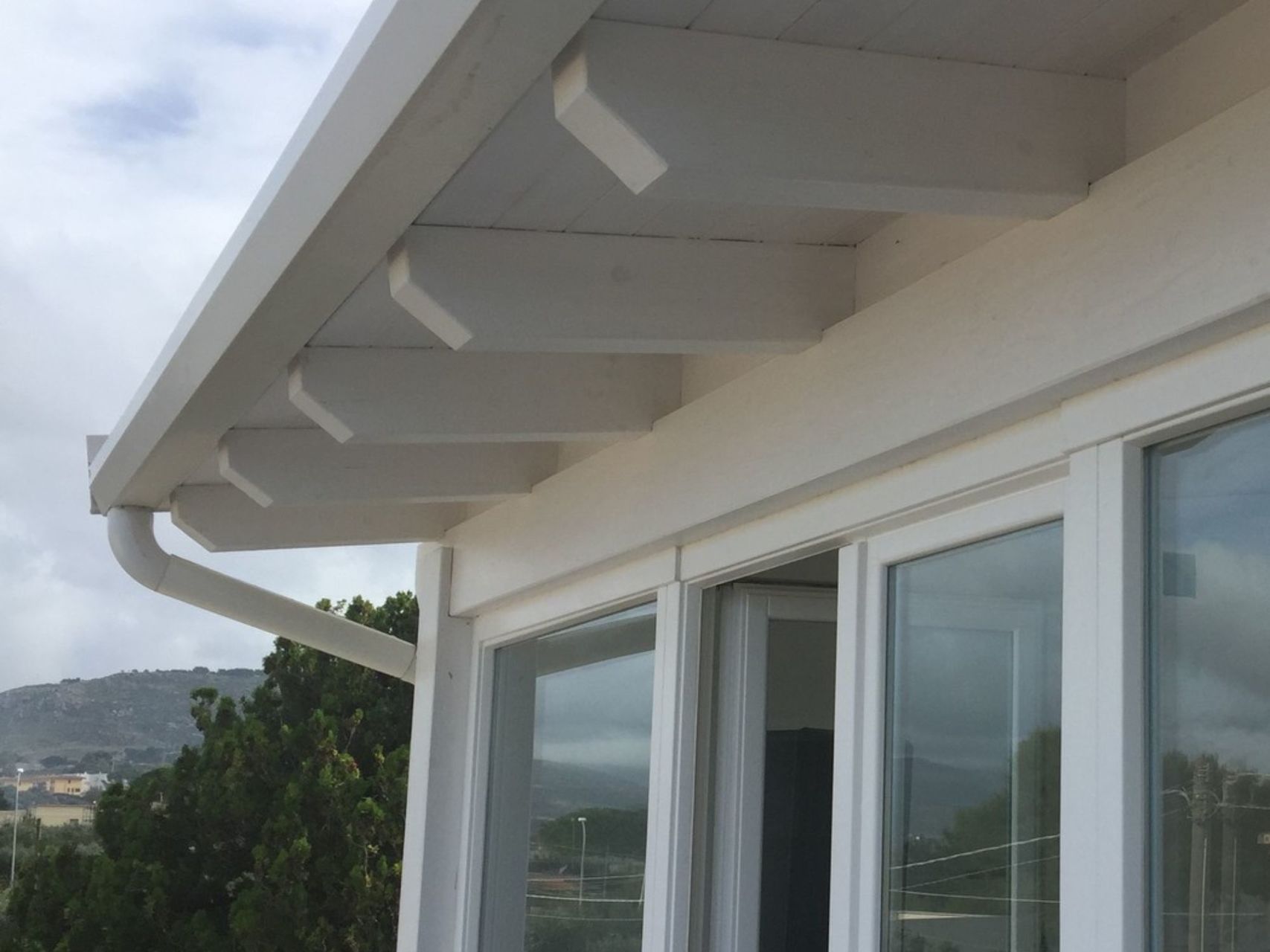 DIMA Legnami - Soluzione di rivestimento tetto interno con travi in legno  lamellare di Abete.