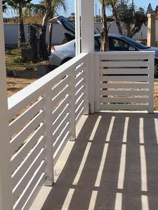 Modello ringhiera in legno bianco con disposizione tavole orizzontali e corrimano superiore, realizzata a Marsala (TP).