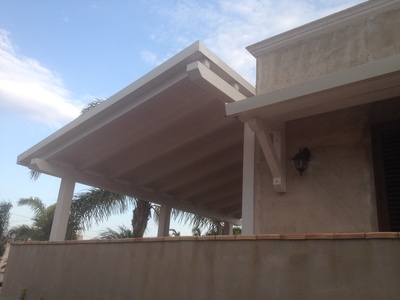 Vista posteriore di una tettoia in legno lamellare Abete impregnata bianco, realizzata a Petrosino (TP).