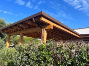 Pergolato in legno lamellare con copertura in canne di bambù