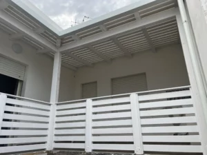 Pergolato in legno lamellare impregnato bianco