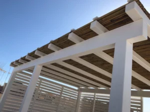 Pergolato in legno lamellare impregnato bianco con copertura in bambù