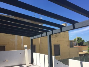 Tettoia a pergolato in legno lamellare