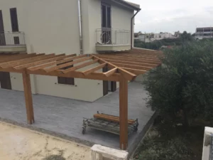 Struttura di un pergolato ad angolo