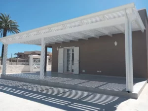 Pergolato in legno lamellare impregnato bianco con copertura