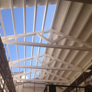 Struttura con capriate in legno lamellare d'abete