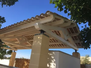 Struttura con capriate in legno lamellare