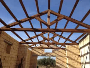 Struttura con capriate in legno di castagno