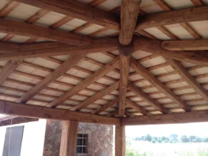 Struttura di un gazebo in legno di Castagno