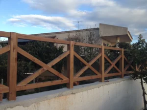 Steccato in legno d'abete impregnata noce