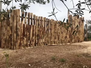 Staccionata con mezzi pali in legno di castagno scortecciati