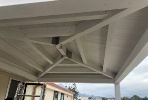 Gazebo a padiglione con travi in legno lamellare tinta bianco e perline a vista