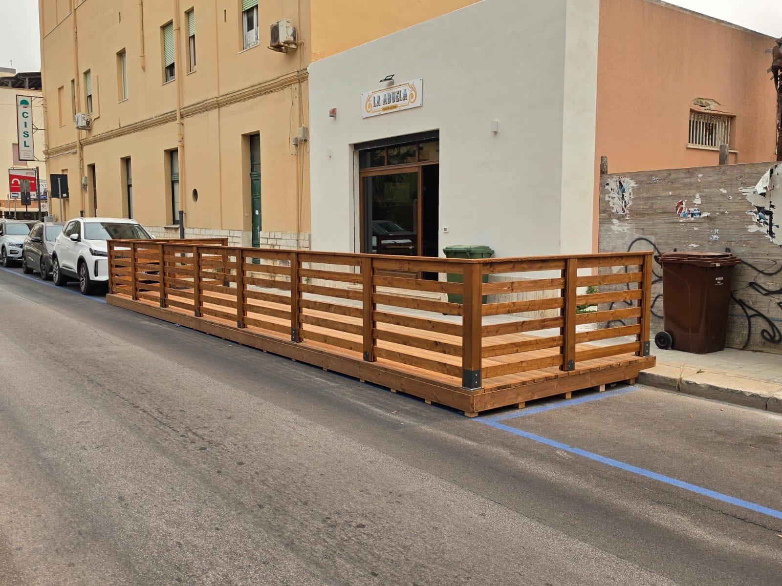 Pedana in legno con ringhiera a Trapani