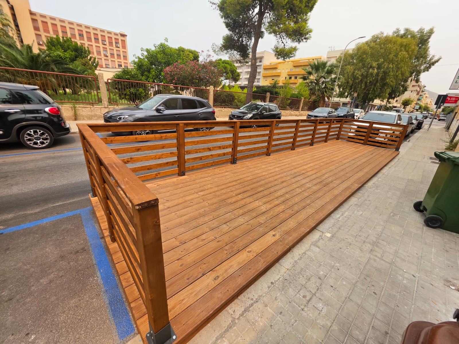 Pedana in legno con ringhiera a Trapani