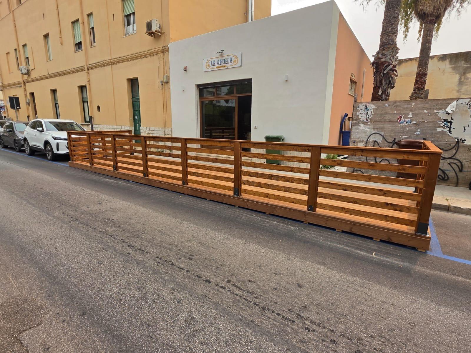 Pedana in legno con ringhiera a Trapani
