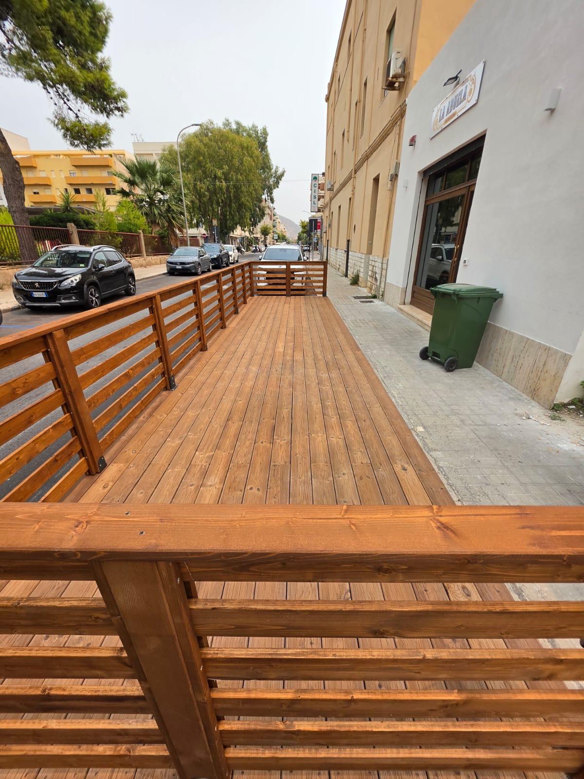 Pedana in legno con ringhiera a Trapani