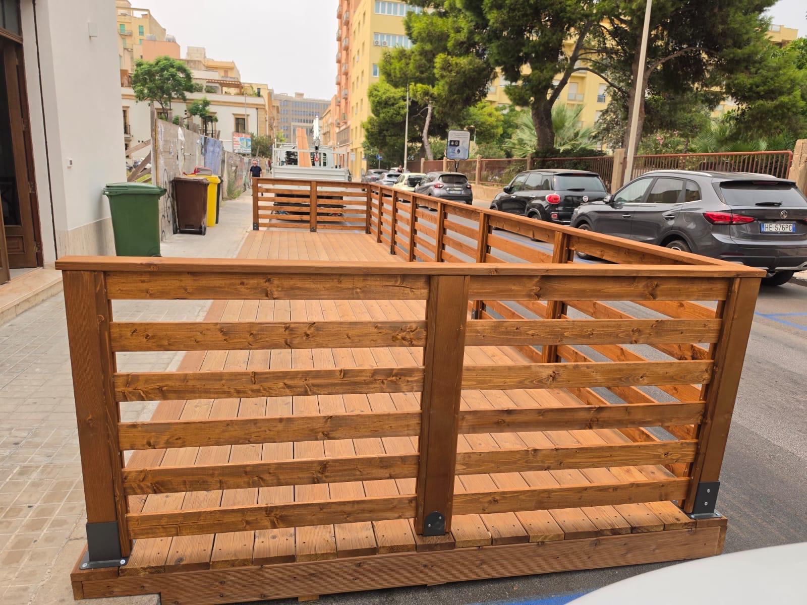 Pedana in legno con ringhiera a Trapani
